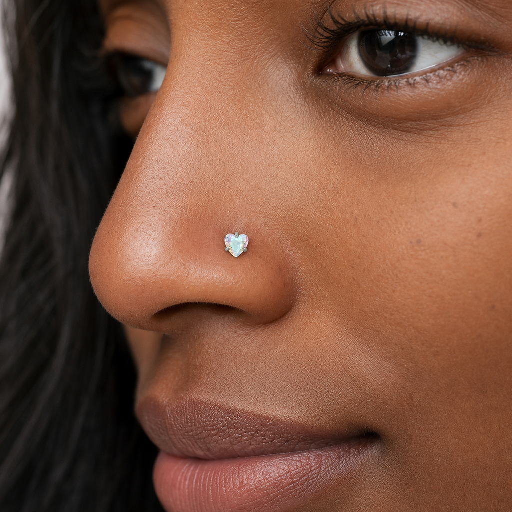 [TOPOSH-LEGACY-LAYOUT-REPAIR-20260717-LEGACY18:TP-NS-L-SIL-20G6-T3-ABCZ-026:03] Heart Aurora CZ Titanium L-Bend Nose Stud – Silver | 03_model_black