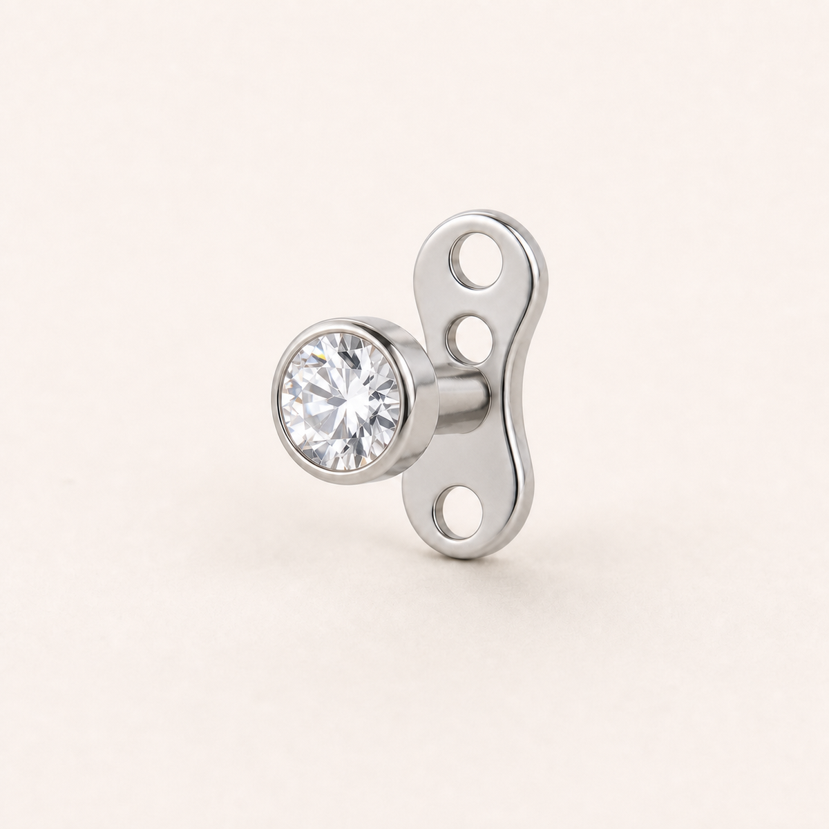 [TOPOSH-ROLE-ORDER-CLEANUP-20260717-BATCH08:TP-DM-IN-SIL-14G2.5-T3-CLCZ-036:01] Clear CZ Titanium Dermal Top – Silver | 01_primary_product_bg