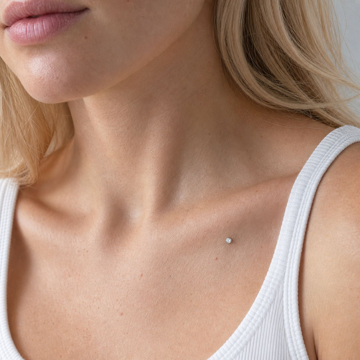 [TOPOSH-ROLE-ORDER-CLEANUP-20260717-BATCH08:TP-DM-IN-SIL-14G2.5-T3-CLCZ-036:02] Clear CZ Titanium Dermal Top – Silver | 02_model_white