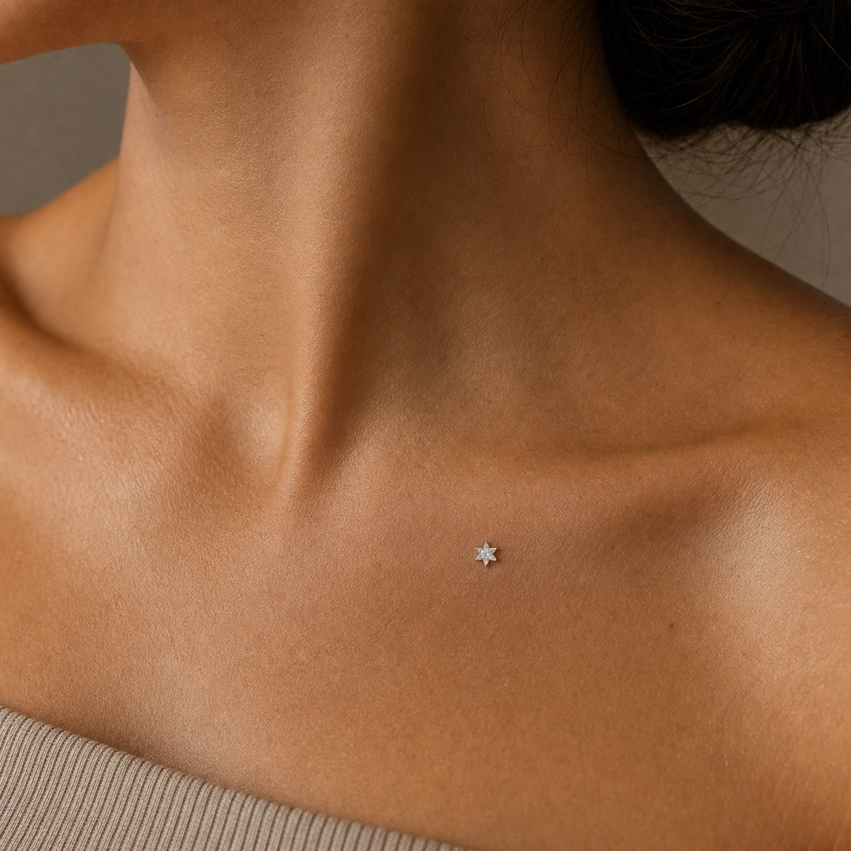 [TOPOSH-ROLE-ORDER-CLEANUP-20260717-BATCH08:TP-DM-IN-SIL-14G2-CLCZ-015:04] Star Clear CZ Titanium Dermal Top – Silver | 04_model_asian