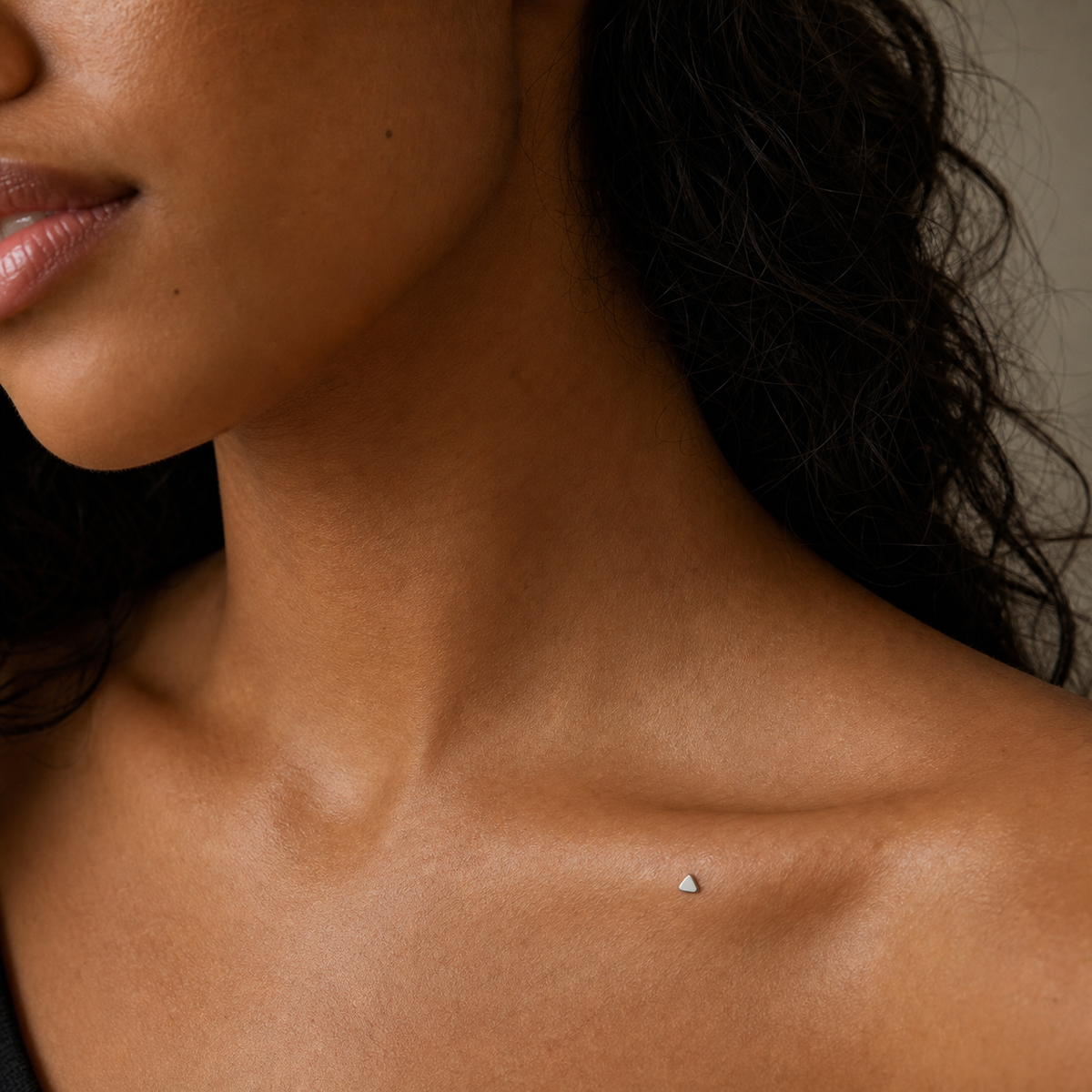 [TOPOSH-ROLE-ORDER-CLEANUP-20260717-BATCH08:TP-DM-IN-SIL-14G2-PLN-012:04] Titanium Dermal Top – Silver | 04_model_asian