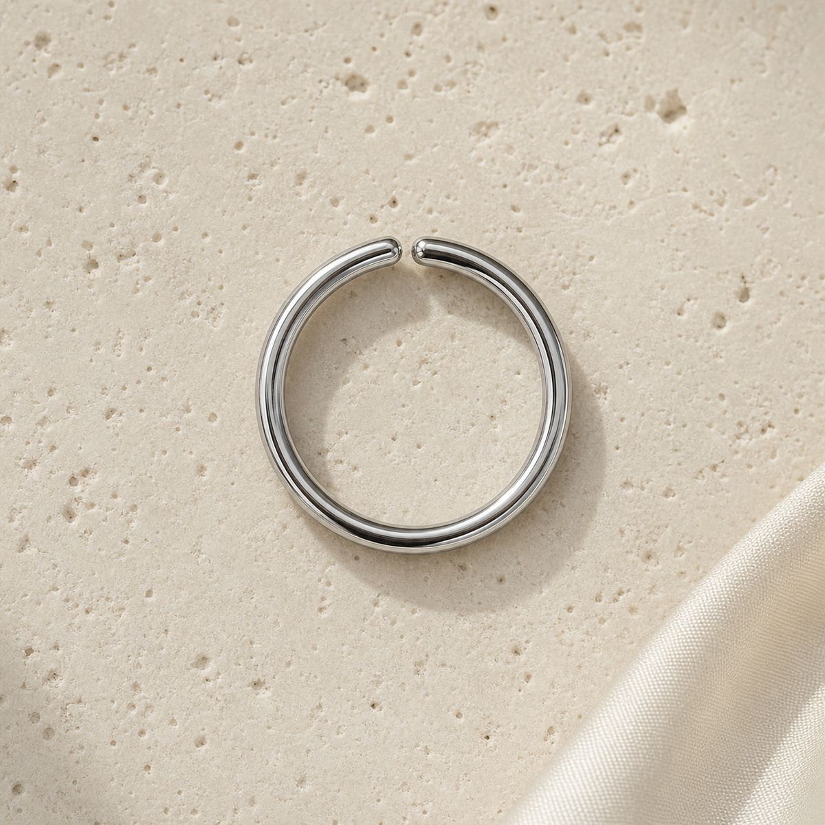 [TOPOSH-ROLE-ORDER-CLEANUP-20260717-BATCH08:TP-HOP-SIL-20G8-PLN-088:06] Titanium Hoop – Silver, 8mm | 06_accessory_flatlay