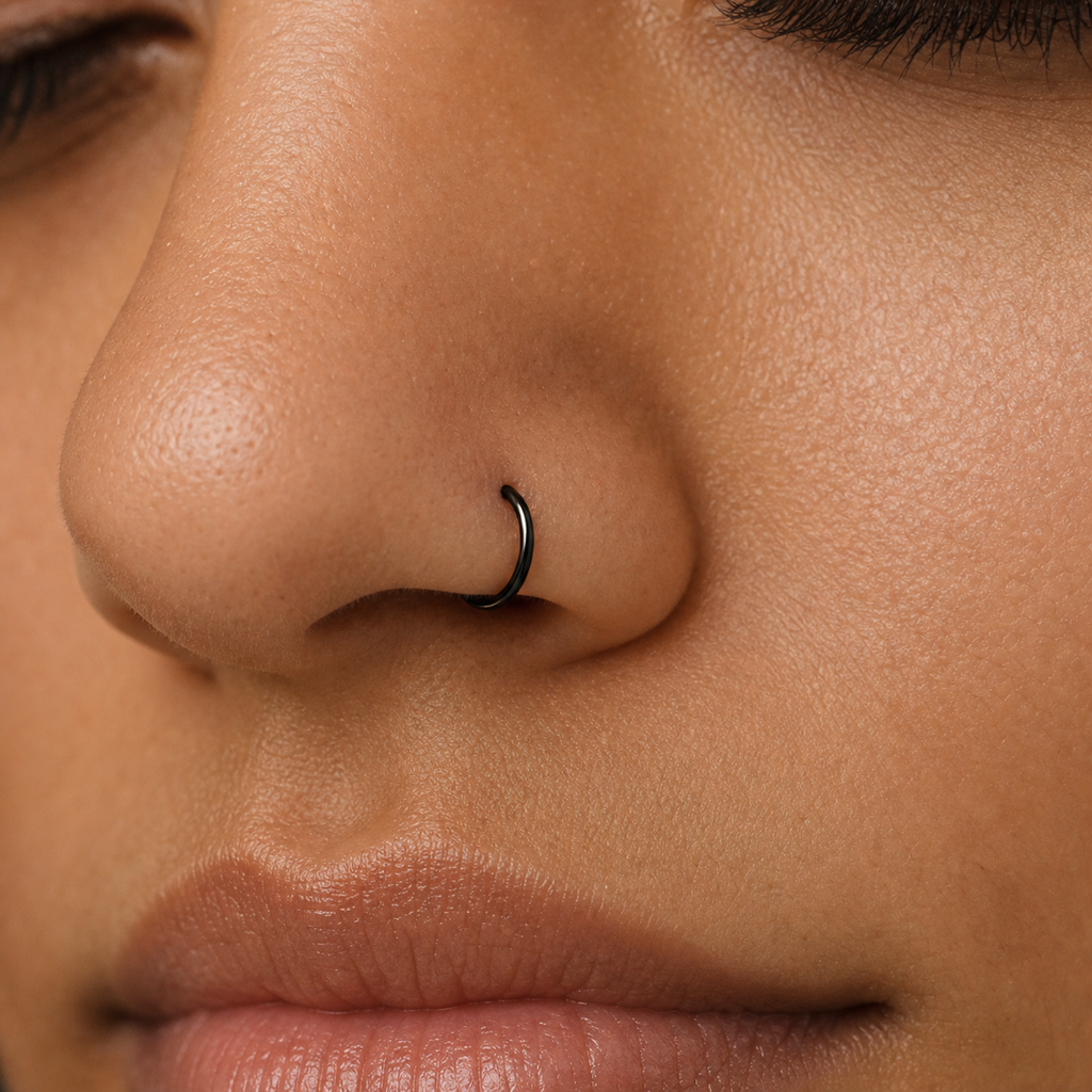 [TOPOSH-ROLE-ORDER-CLEANUP-20260717-BATCH11:TP-NS-BK-18G8-PLN-002:04] Titanium Nose Hoop – Black | 04_model_asian