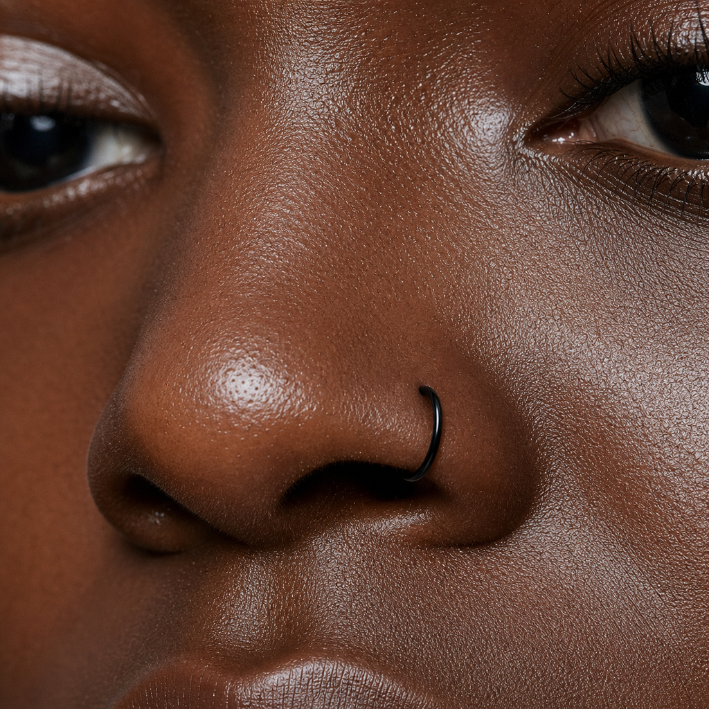 [TOPOSH-ROLE-ORDER-CLEANUP-20260717-BATCH11:TP-NS-BK-18G8-PLN-002:03] Titanium Nose Hoop – Black | 03_model_black