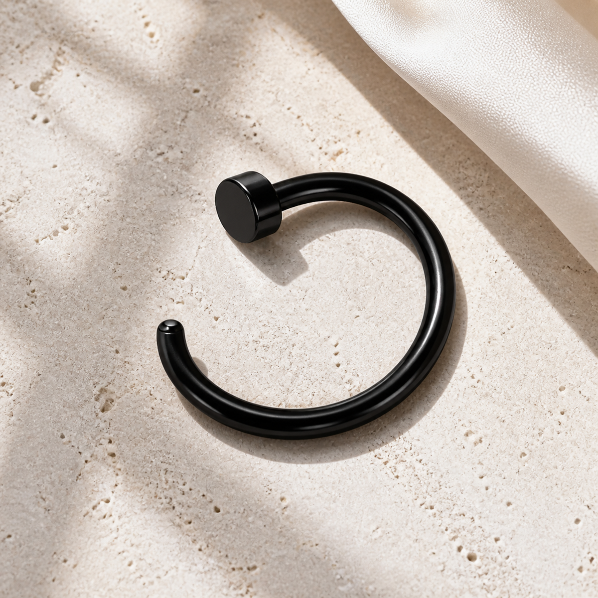 [TOPOSH-ROLE-ORDER-CLEANUP-20260717-BATCH11:TP-NS-BK-18G8-PLN-002:06] Titanium Nose Hoop – Black | 06_accessory_flatlay