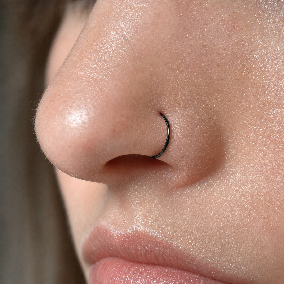 [TOPOSH-ROLE-ORDER-CLEANUP-20260717-BATCH11:TP-NS-BK-20G8-PLN-001:02] Titanium Nose Hoop – Black | 02_model_white