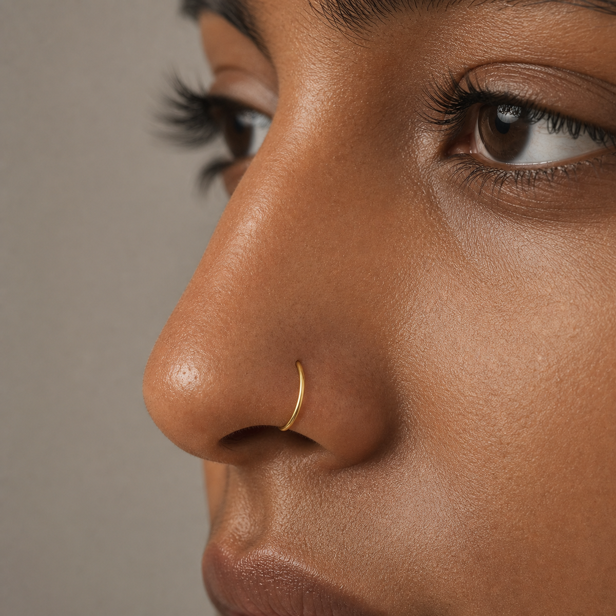 [TOPOSH-ROLE-ORDER-CLEANUP-20260717-BATCH11:TP-NS-GD-18G8-PLN-056:04] Titanium Nose Hoop – Gold | 04_model_asian