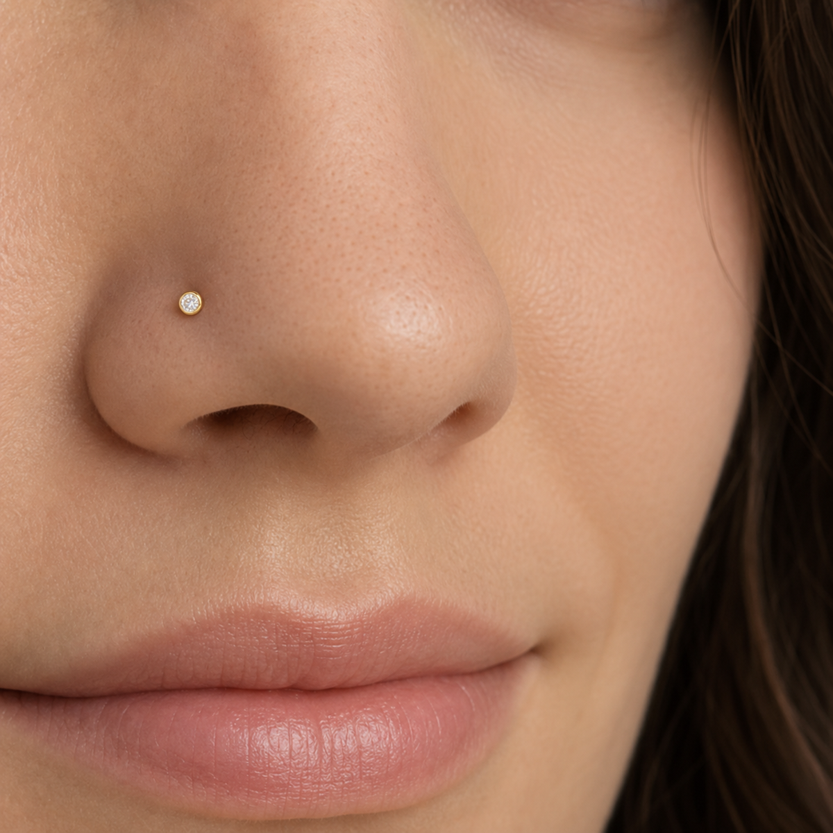 [TOPOSH-ROLE-ORDER-CLEANUP-20260717-BATCH09:TP-NS-L-GD-18G6-T2-CLCZ-830:02] Clear CZ Titanium L-Bend Nose Stud – Gold, 6+2mm | 02_model_white