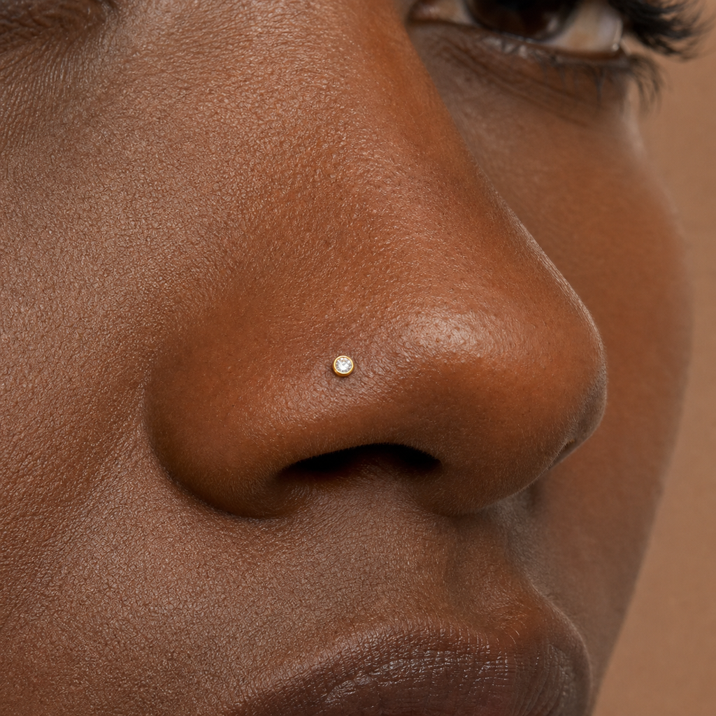 [TOPOSH-ROLE-ORDER-CLEANUP-20260717-BATCH09:TP-NS-L-GD-18G6-T2-CLCZ-830:03] Clear CZ Titanium L-Bend Nose Stud – Gold, 6+2mm | 03_model_black