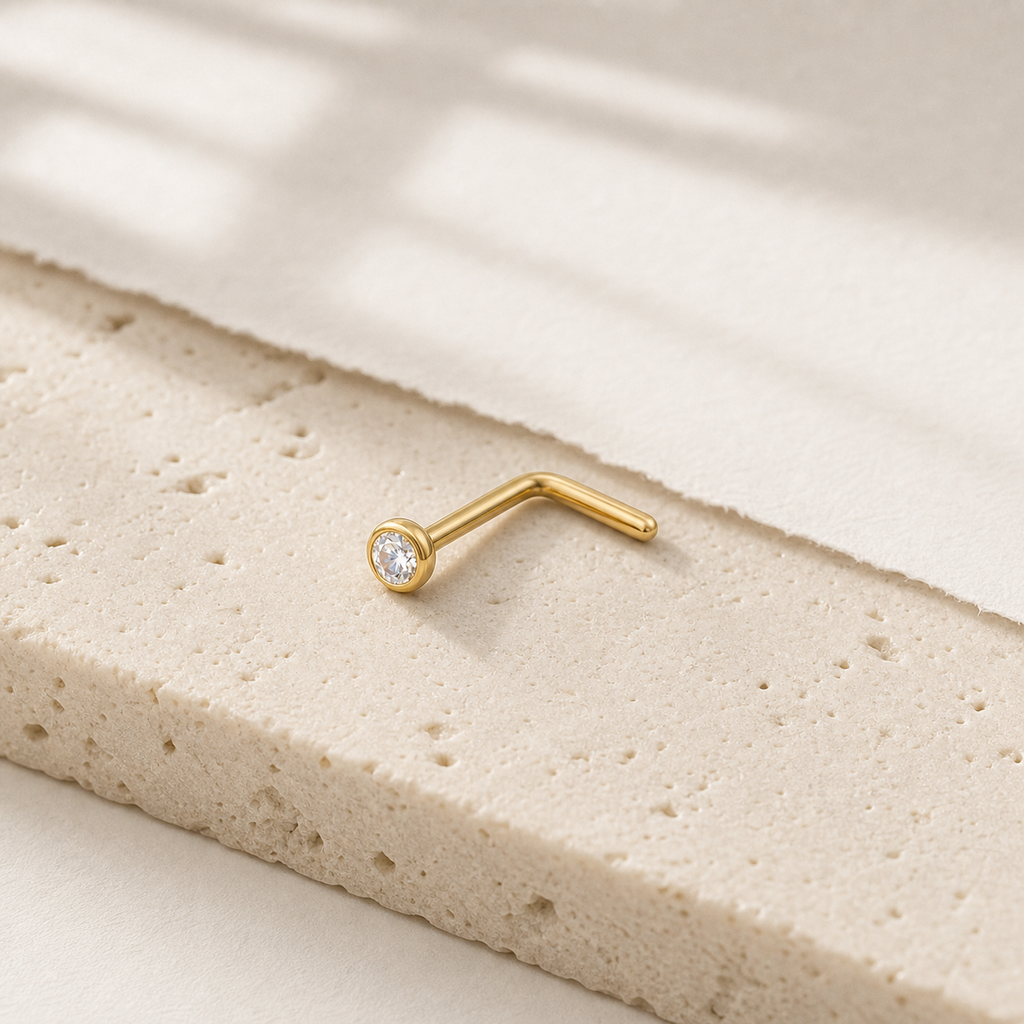 [TOPOSH-ROLE-ORDER-CLEANUP-20260717-BATCH09:TP-NS-L-GD-18G6-T2-CLCZ-830:06] Clear CZ Titanium L-Bend Nose Stud – Gold, 6+2mm | 06_accessory_flatlay