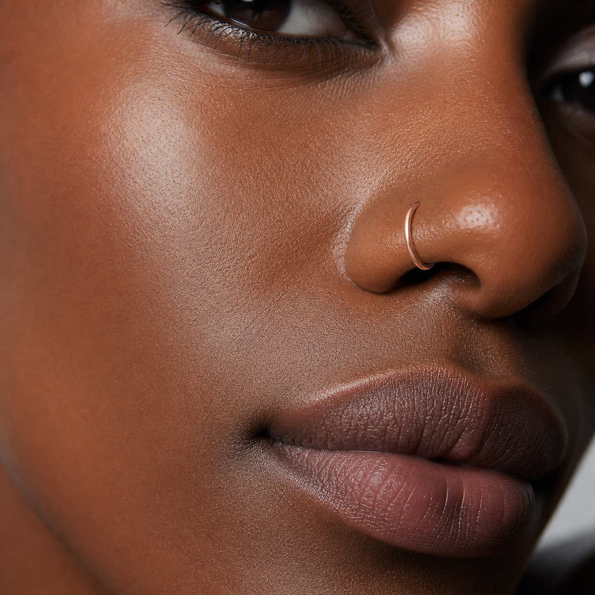 [TOPOSH-ROLE-ORDER-CLEANUP-20260717-BATCH11:TP-NS-RG-18G8-PLN-008:03] Titanium Nose Hoop – Rose Gold | 03_model_black