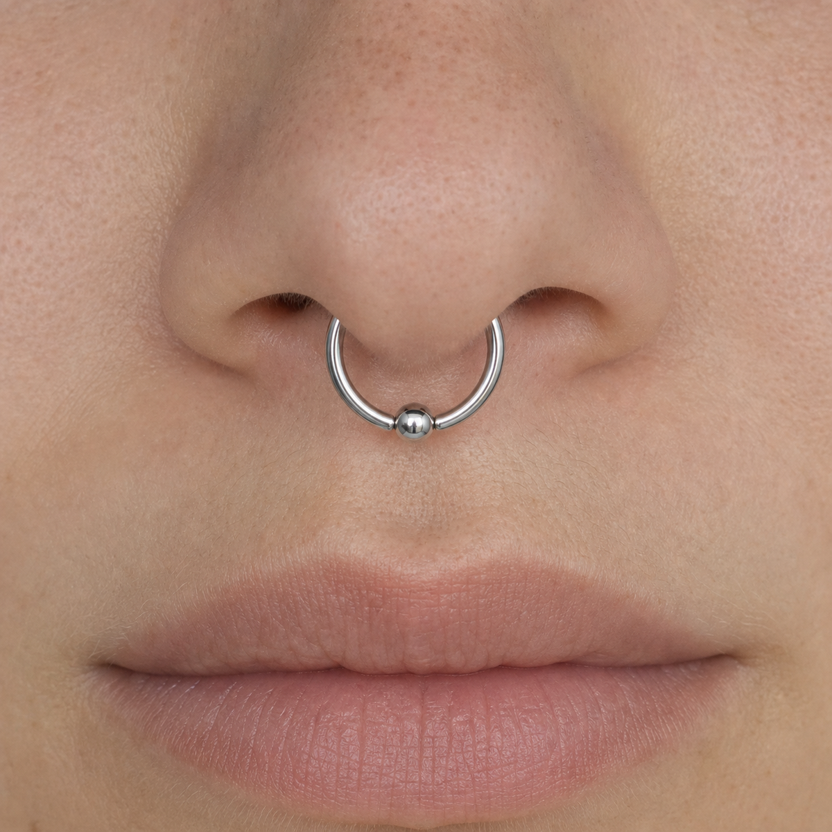 [TOPOSH-LEGACY-LAYOUT-REPAIR-20260717-LEGACY15:TP-BCR-SIL-16G8-PLN-002:02] Titanium Captive Bead Ring – Silver | 02_model_white