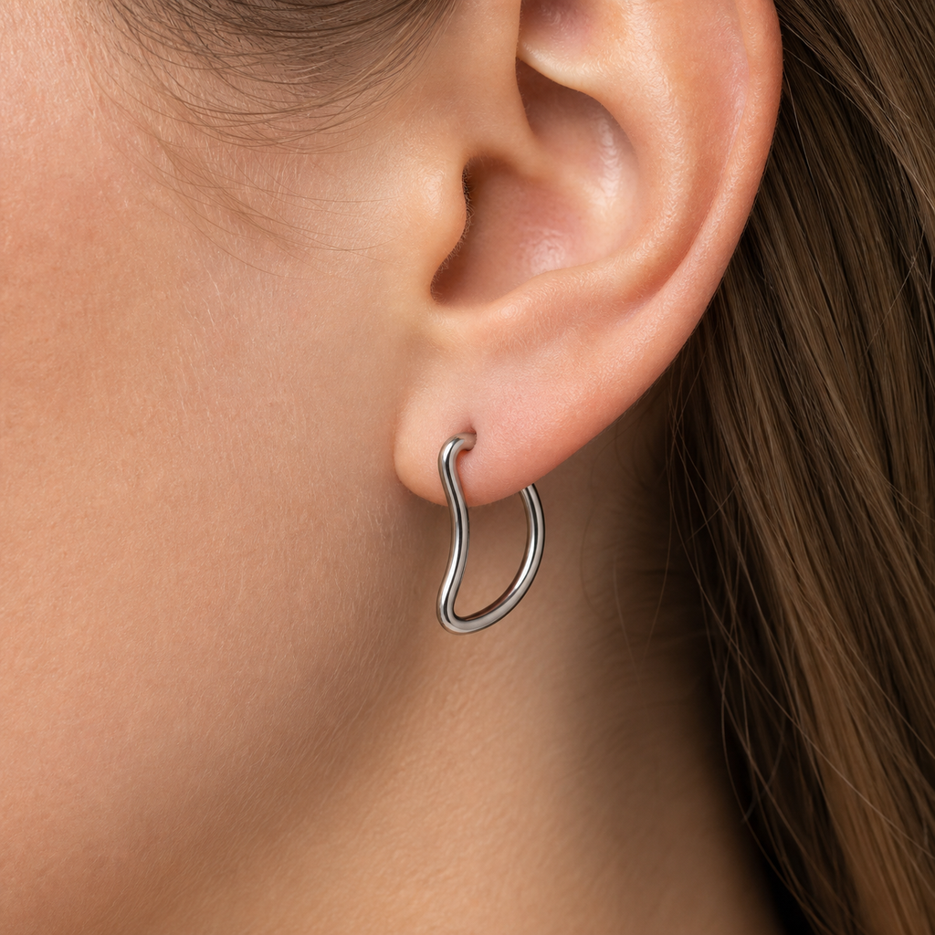 [TOPOSH-LEGACY-LAYOUT-REPAIR-20260717-LEGACY13:TP-HOP-SIL-16G10-PLN-003:02] D-Shape Titanium Hoop – Silver | 02_model_white