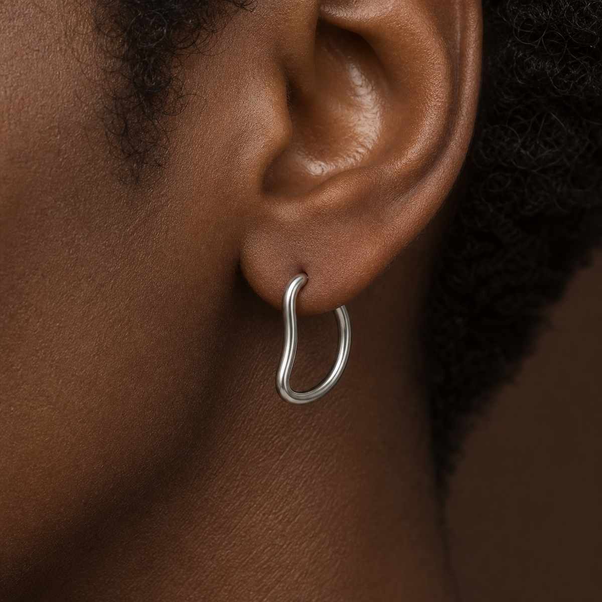 [TOPOSH-LEGACY-LAYOUT-REPAIR-20260717-LEGACY13:TP-HOP-SIL-16G10-PLN-003:03] D-Shape Titanium Hoop – Silver | 03_model_black