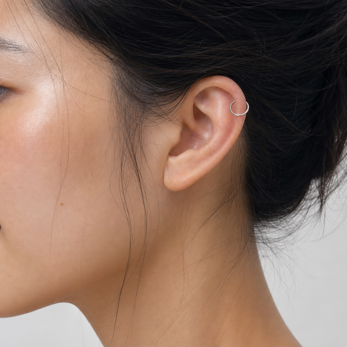 [TOPOSH-LEGACY-LAYOUT-REPAIR-20260717-LEGACY13:TP-HOP-RD-SIL-20G7-PLN-003:04] Titanium Hoop – Silver, 7mm | 04_model_asian