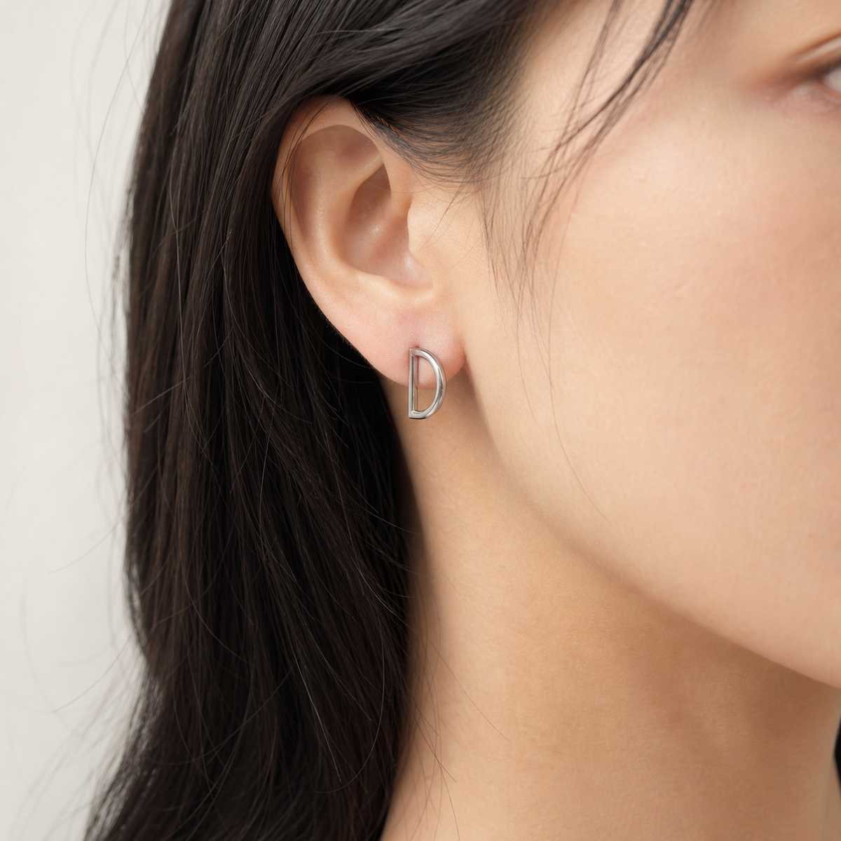[TOPOSH-LEGACY-LAYOUT-REPAIR-20260717-LEGACY13:TP-HOP-SIL-16G10-PLN-003:04] D-Shape Titanium Hoop – Silver | 04_model_asian