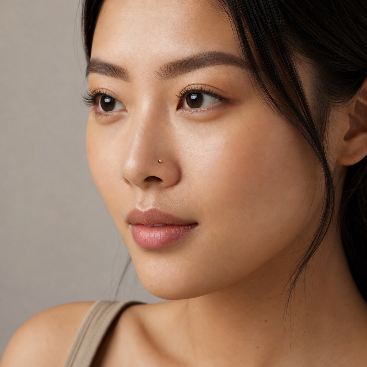 [TOPOSH-LEGACY-LAYOUT-REPAIR-20260717-LEGACY17:TP-NS-L-GD-20G7-PLN-828:04] Dome Titanium L-Bend Nose Stud – Gold | 04_model_asian