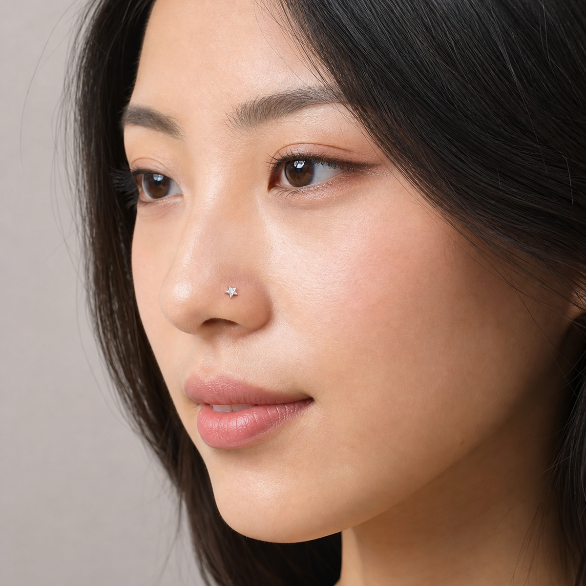 [TOPOSH-LEGACY-LAYOUT-REPAIR-20260717-LEGACY17:TP-NS-L-SIL-0.8-3-CLCZ-032:04] Clear CZ Titanium L-Bend Nose Stud – Silver, 0.8+3mm | 04_model_asian