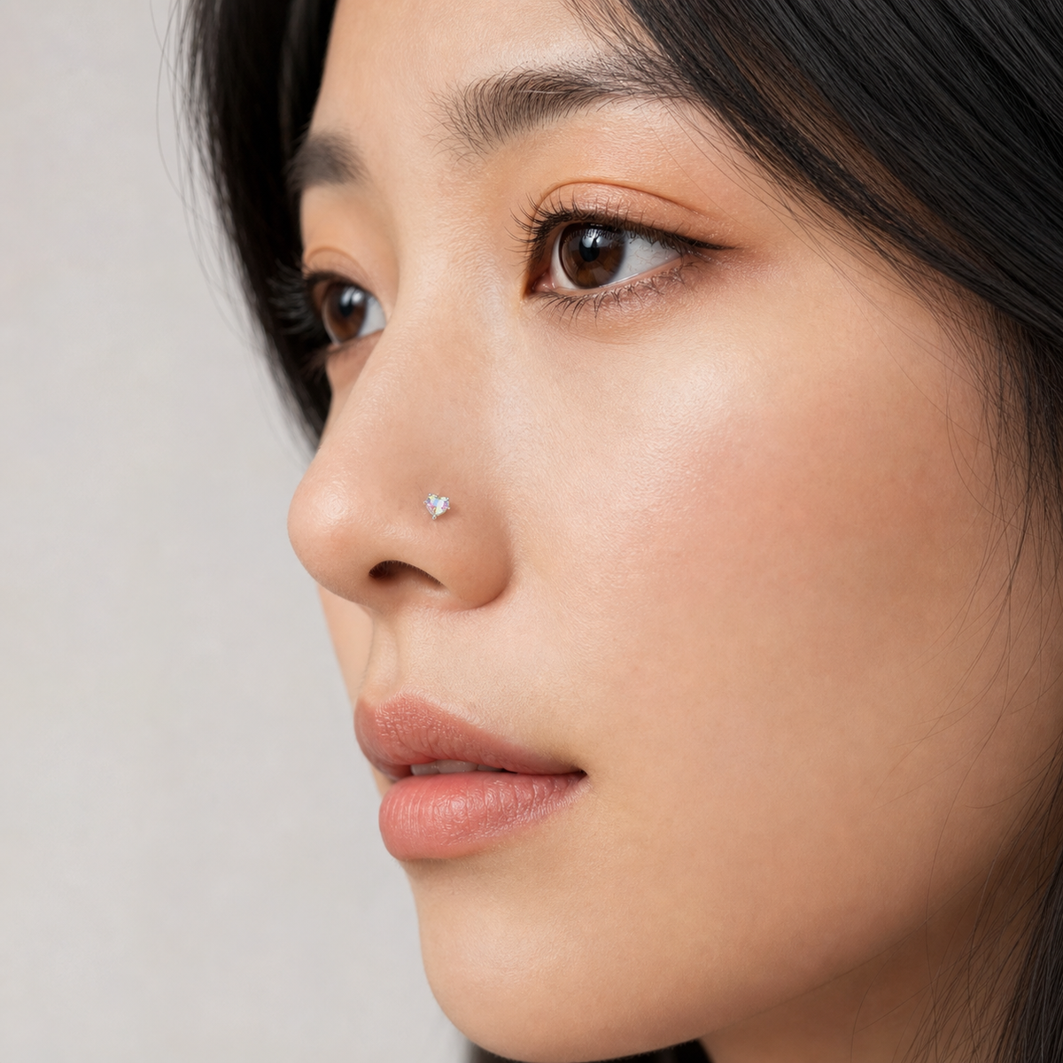 [TOPOSH-LEGACY-LAYOUT-REPAIR-20260717-LEGACY18:TP-NS-L-SIL-20G6-T3-ABCZ-026:04] Heart Aurora CZ Titanium L-Bend Nose Stud – Silver | 04_model_asian
