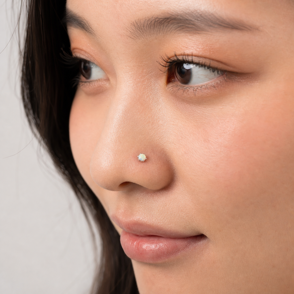 [TOPOSH-LEGACY-LAYOUT-REPAIR-20260717-LEGACY18:TP-NS-L-SIL-20G7-T2-SW234-017:04] White Opal Titanium L-Bend Nose Stud – Silver, 7+2mm | 04_model_asian