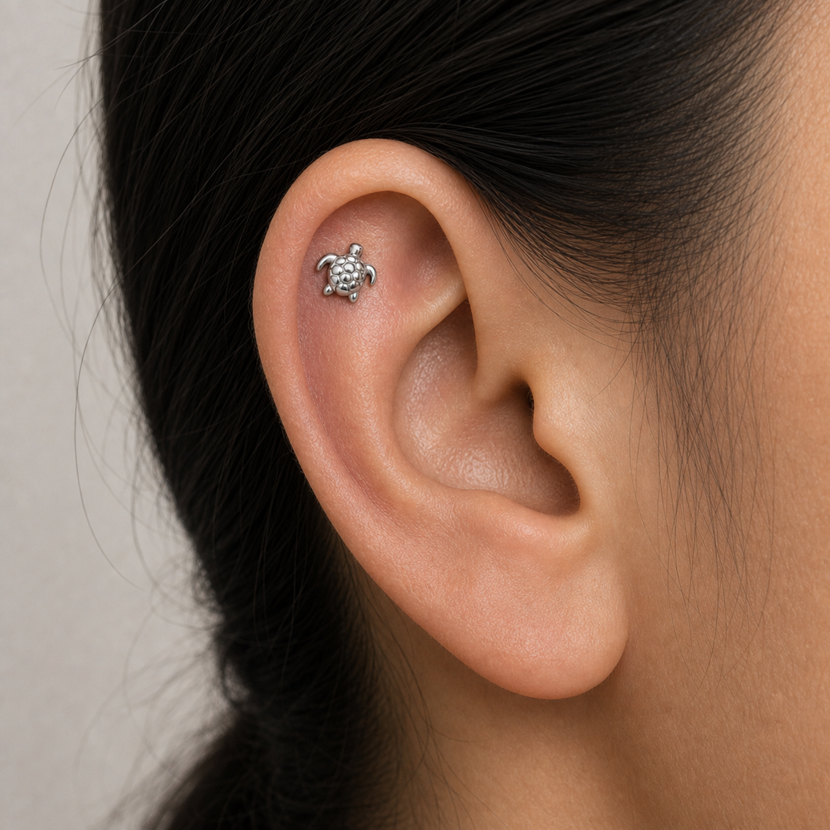 [TOPOSH-LEGACY-LAYOUT-REPAIR-20260717-LEGACY22:TP-FB-TH-SIL-18G6-T4-PLN-179:04] Turtle Titanium Flat Back – Silver | 04_model_asian