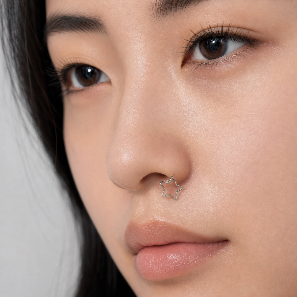 [TOPOSH-LEGACY-LAYOUT-REPAIR-20260717-LEGACY22:TP-NS-SIL-18G10-PLN-020:04] Star Titanium Nose Jewelry – Silver, 10mm | 04_model_asian