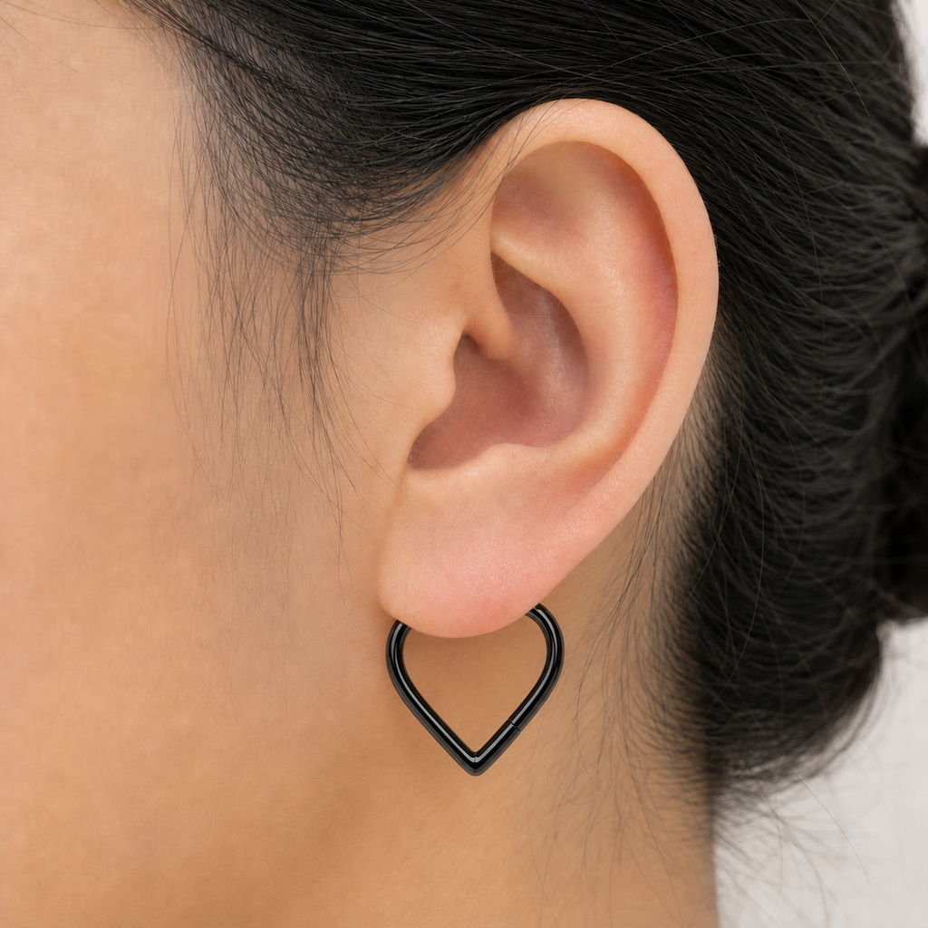 [TOPOSH-LEGACY-LAYOUT-REPAIR-20260717-LEGACY25:TP-SR-BK-18G8-PLN-143:04] Heart Titanium Segment Ring – Black | 04_model_asian