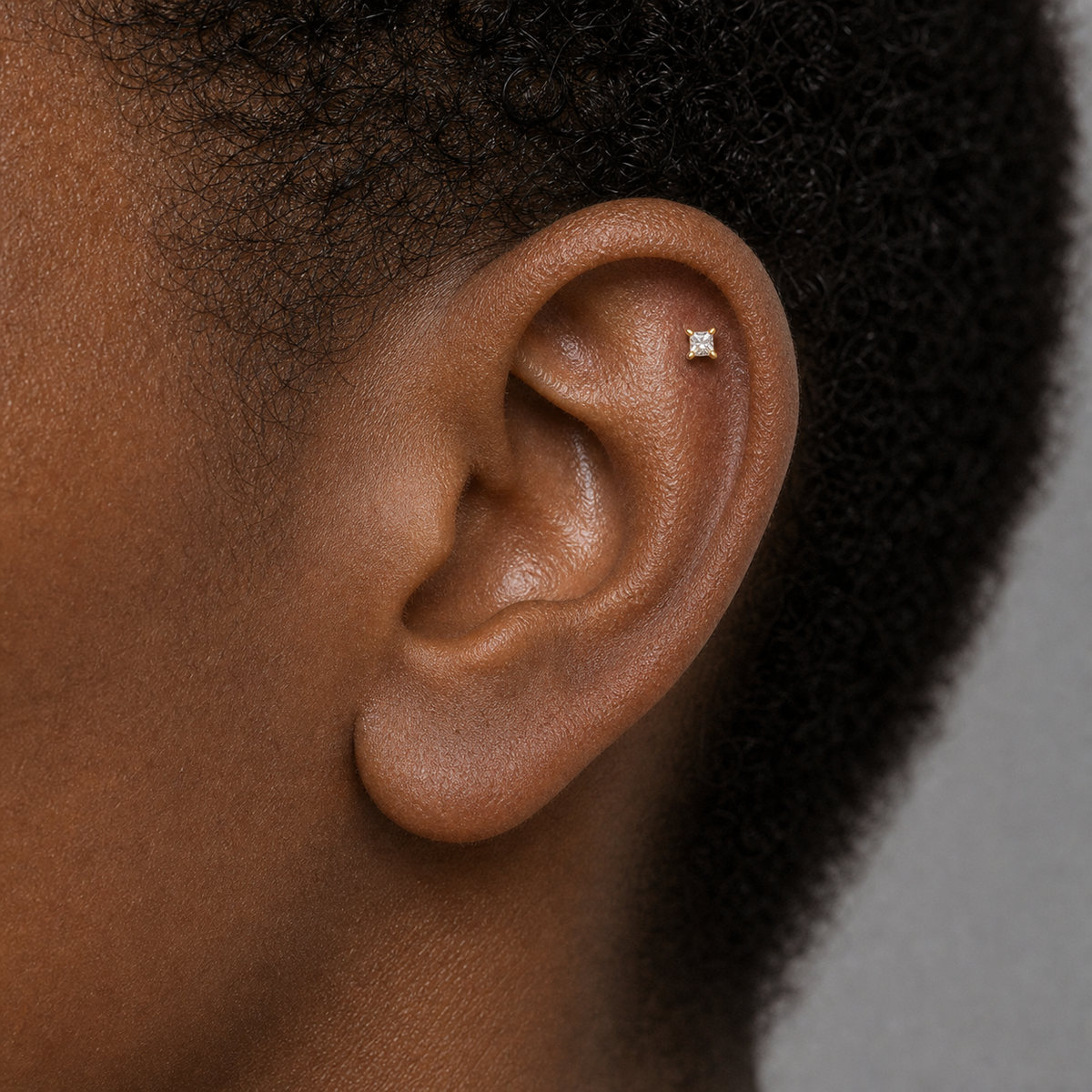 [TOPOSH-LEGACY-LAYOUT-REPAIR-20260717-LEGACY02:TP-CAR-EX-GD-16G6-B3-B3-SW001-088:03] Clear Crystal Titanium Cartilage Barbell – Gold, 6+3+3mm | 03_model_black