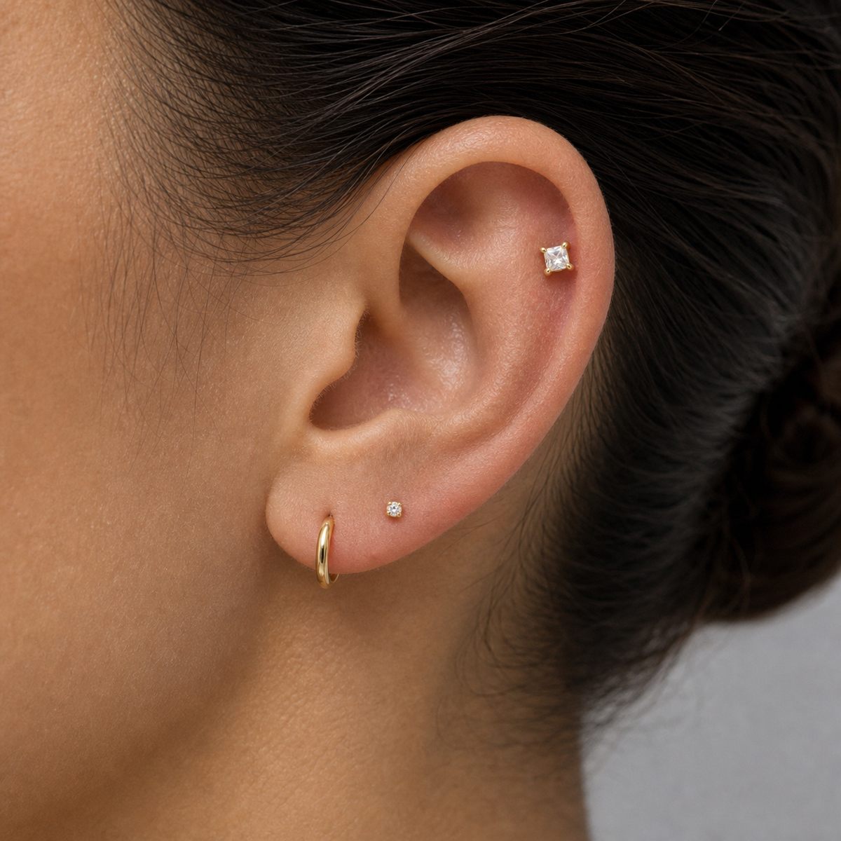 [TOPOSH-LEGACY-LAYOUT-REPAIR-20260717-LEGACY02:TP-CAR-EX-GD-16G6-B3-B3-SW001-088:04] Clear Crystal Titanium Cartilage Barbell – Gold, 6+3+3mm | 04_model_asian