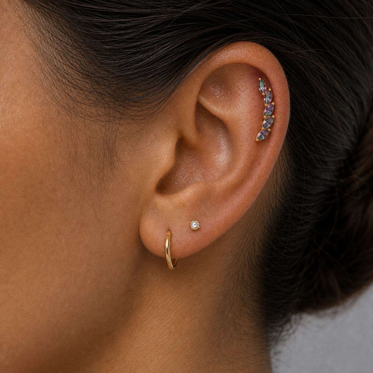 [TOPOSH-LEGACY-LAYOUT-REPAIR-20260717-LEGACY02:TP-CAR-EX-GD-16G6-T4-RBCZ-043:04] Rainbow CZ Titanium Cartilage Barbell – Gold | 04_model_asian