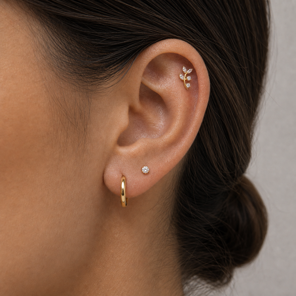 [TOPOSH-LEGACY-LAYOUT-REPAIR-20260717-LEGACY02:TP-CAR-EX-GD-16G6-T4-SW001-013:04] Clear Crystal Titanium Cartilage Barbell – Gold, 6+4mm | 04_model_asian