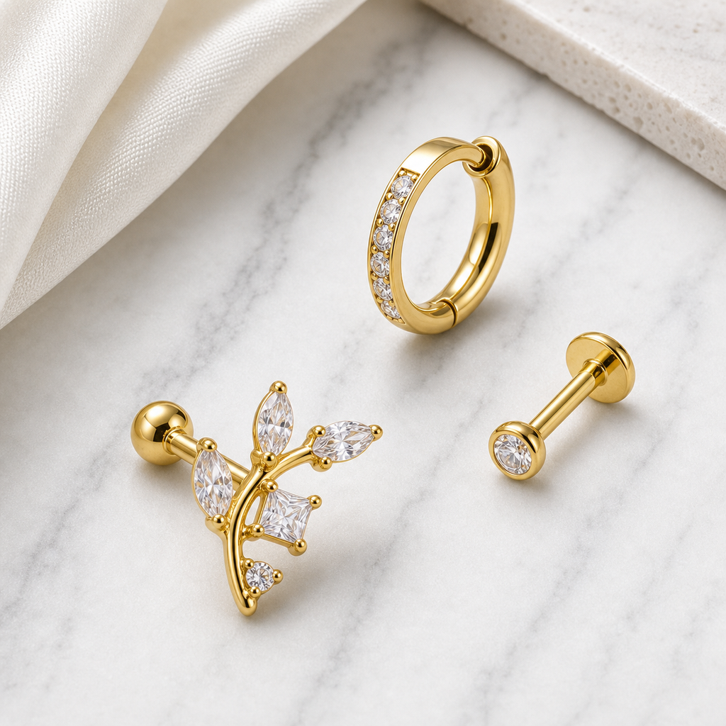[TOPOSH-LEGACY-LAYOUT-REPAIR-20260717-LEGACY02:TP-CAR-EX-GD-16G6-T4-SW001-013:06] Clear Crystal Titanium Cartilage Barbell – Gold, 6+4mm | 06_accessory_flatlay
