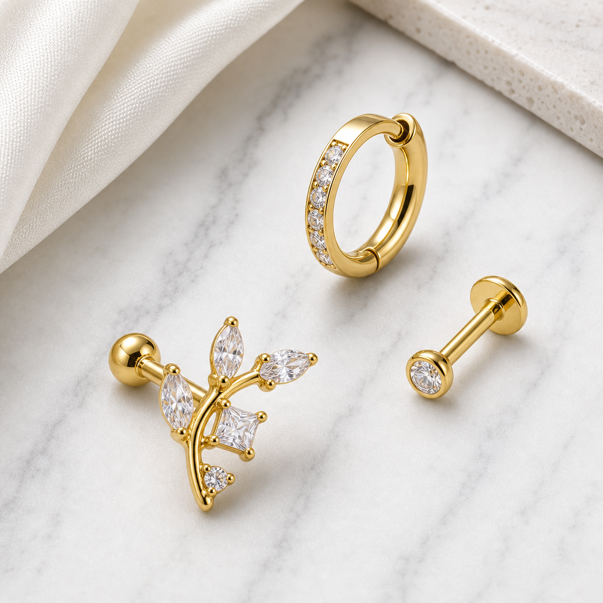 [TOPOSH-LEGACY-LAYOUT-REPAIR-20260717-LEGACY02:TP-CAR-EX-GD-16G6-T4-SW001-013:06] Clear Crystal Titanium Cartilage Barbell – Gold, 6+4mm | 06_accessory_flatlay