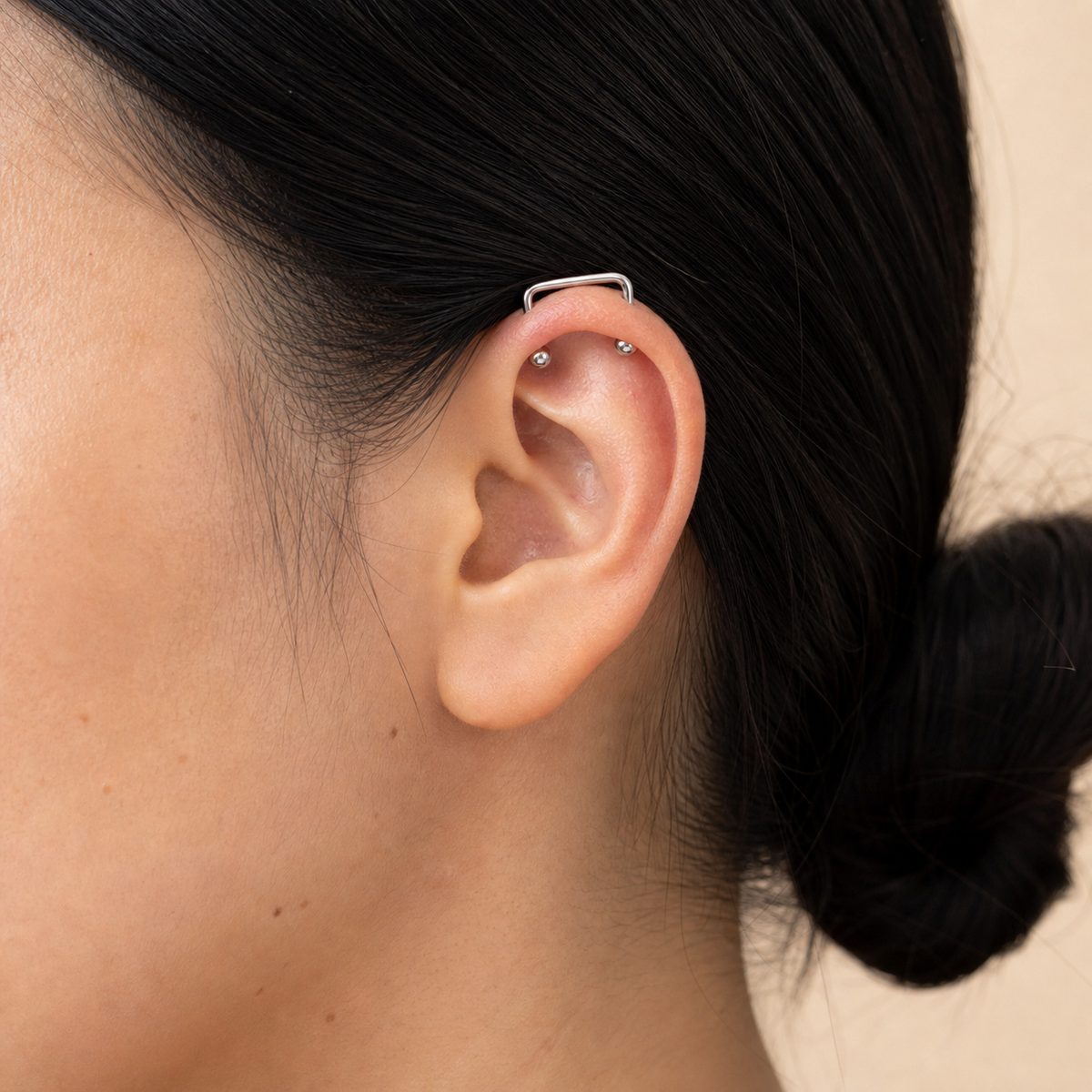 [TOPOSH-LEGACY-LAYOUT-REPAIR-20260717-LEGACY04:TP-CAR-SIL-14G16-PLN-013:04] Titanium Cartilage Barbell – Silver, 16mm | 04_model_asian