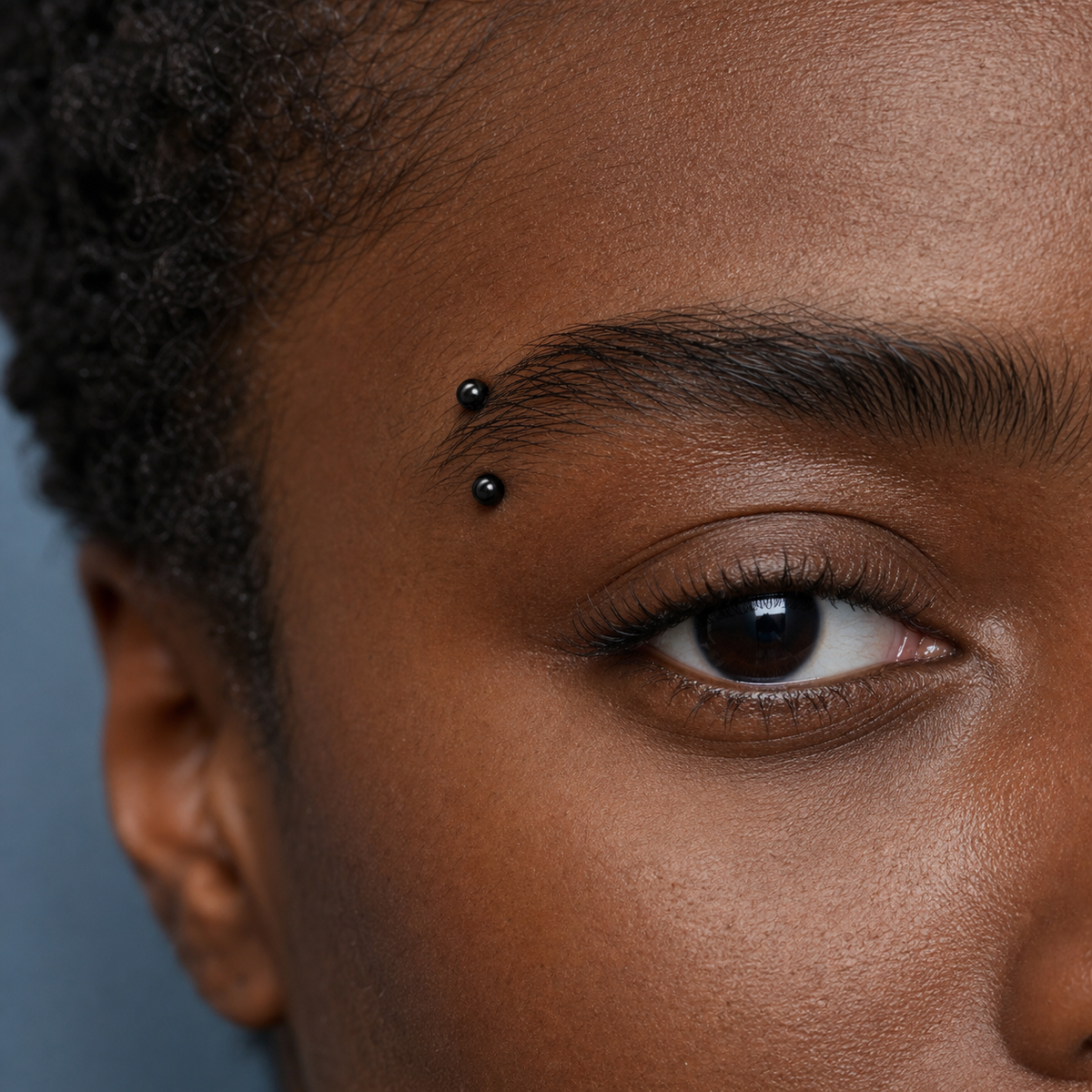 [TOPOSH-ROLE-ORDER-CLEANUP-20260717-BATCH16:TP-EBR-EX-BK-16G10-B3-B3-PLN-565:03] Titanium Eyebrow Barbell – Black, 10+3+3mm | 03_model_black