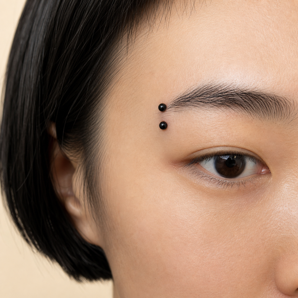 [TOPOSH-ROLE-ORDER-CLEANUP-20260717-BATCH16:TP-EBR-EX-BK-16G6-B3-B3-PLN-564:04] Titanium Eyebrow Barbell – Black, 6+3+3mm | 04_model_asian