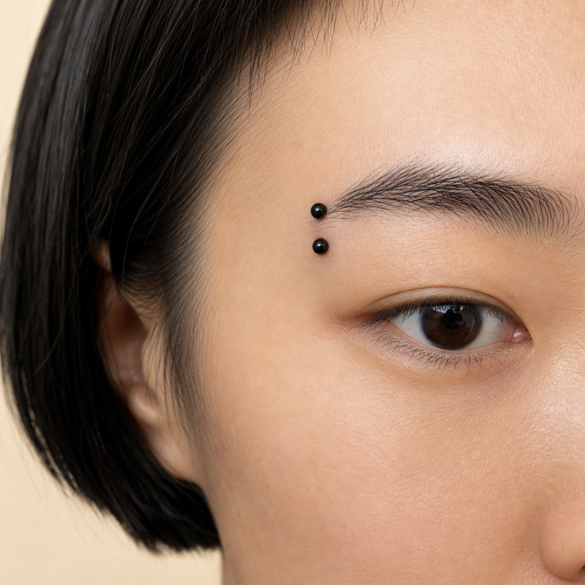 [TOPOSH-ROLE-ORDER-CLEANUP-20260717-BATCH16:TP-EBR-EX-BK-16G6-B3-B3-PLN-564:04] Titanium Eyebrow Barbell – Black, 6+3+3mm | 04_model_asian