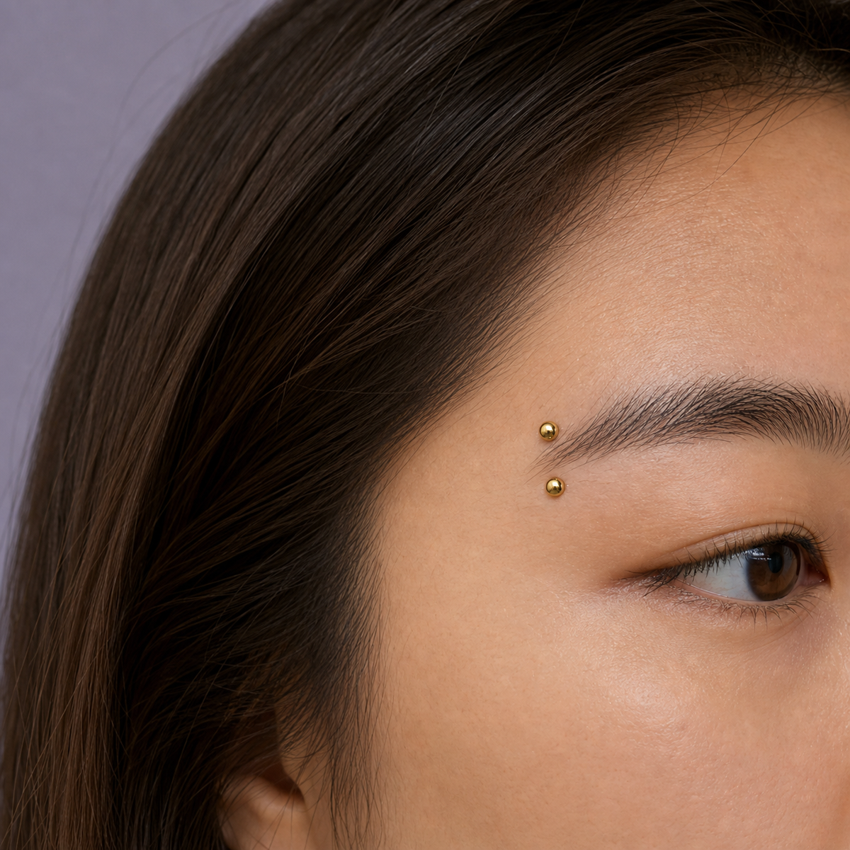 [TOPOSH-ROLE-ORDER-CLEANUP-20260717-BATCH16:TP-EBR-EX-GD-16G8-T3*3-PLN-416:04] Titanium Eyebrow Barbell – Gold | 04_model_asian