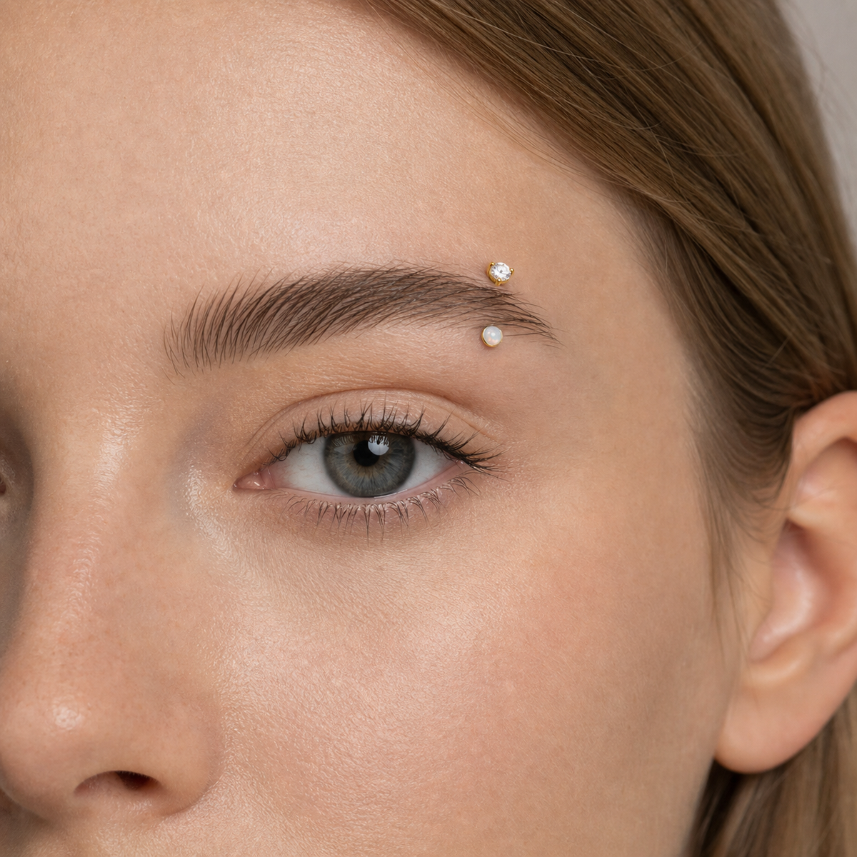 [TOPOSH-ROLE-ORDER-CLEANUP-20260717-BATCH17:TP-EBR-IN-GD-16G8-OP17-049:02] White Opal Titanium Eyebrow Barbell – Gold | 02_model_white