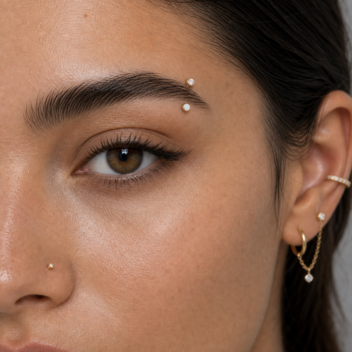 [TOPOSH-ROLE-ORDER-CLEANUP-20260717-BATCH17:TP-EBR-IN-GD-16G8-OP17-049:04] White Opal Titanium Eyebrow Barbell – Gold | 04_model_asian