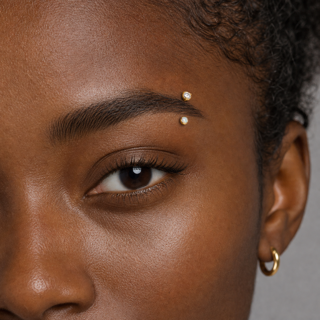 [TOPOSH-ROLE-ORDER-CLEANUP-20260717-BATCH17:TP-EBR-IN-GD-16G8-OP17-049:03] White Opal Titanium Eyebrow Barbell – Gold | 03_model_black