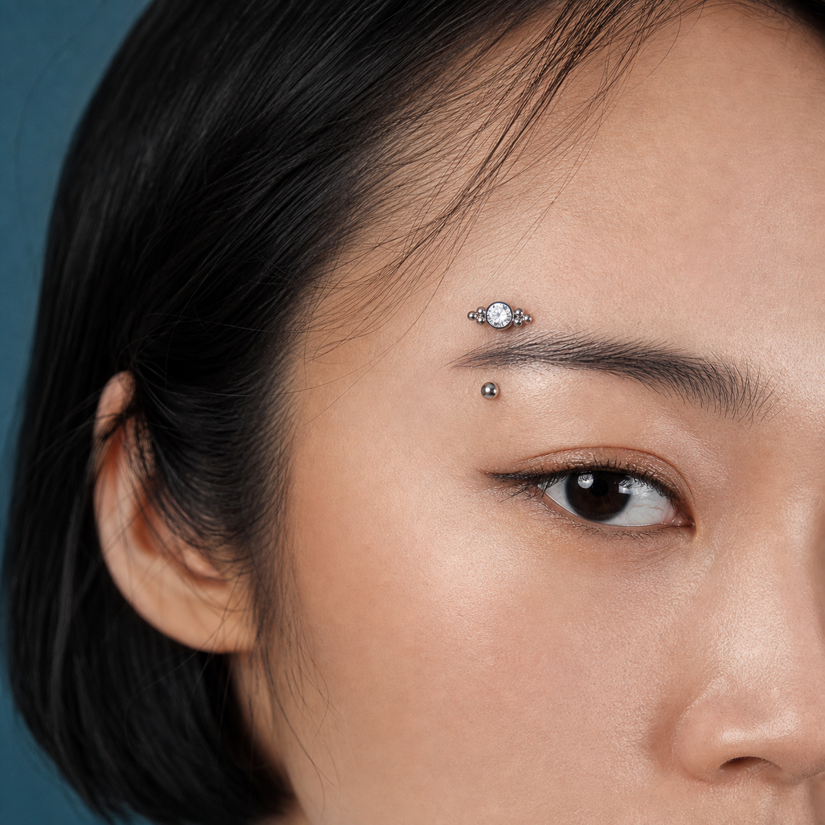 [TOPOSH-ROLE-ORDER-CLEANUP-20260717-BATCH17:TP-EBR-IN-SIL-16G8-CLCZ-016:04] Clear CZ Titanium Eyebrow Barbell – Silver | 04_model_asian