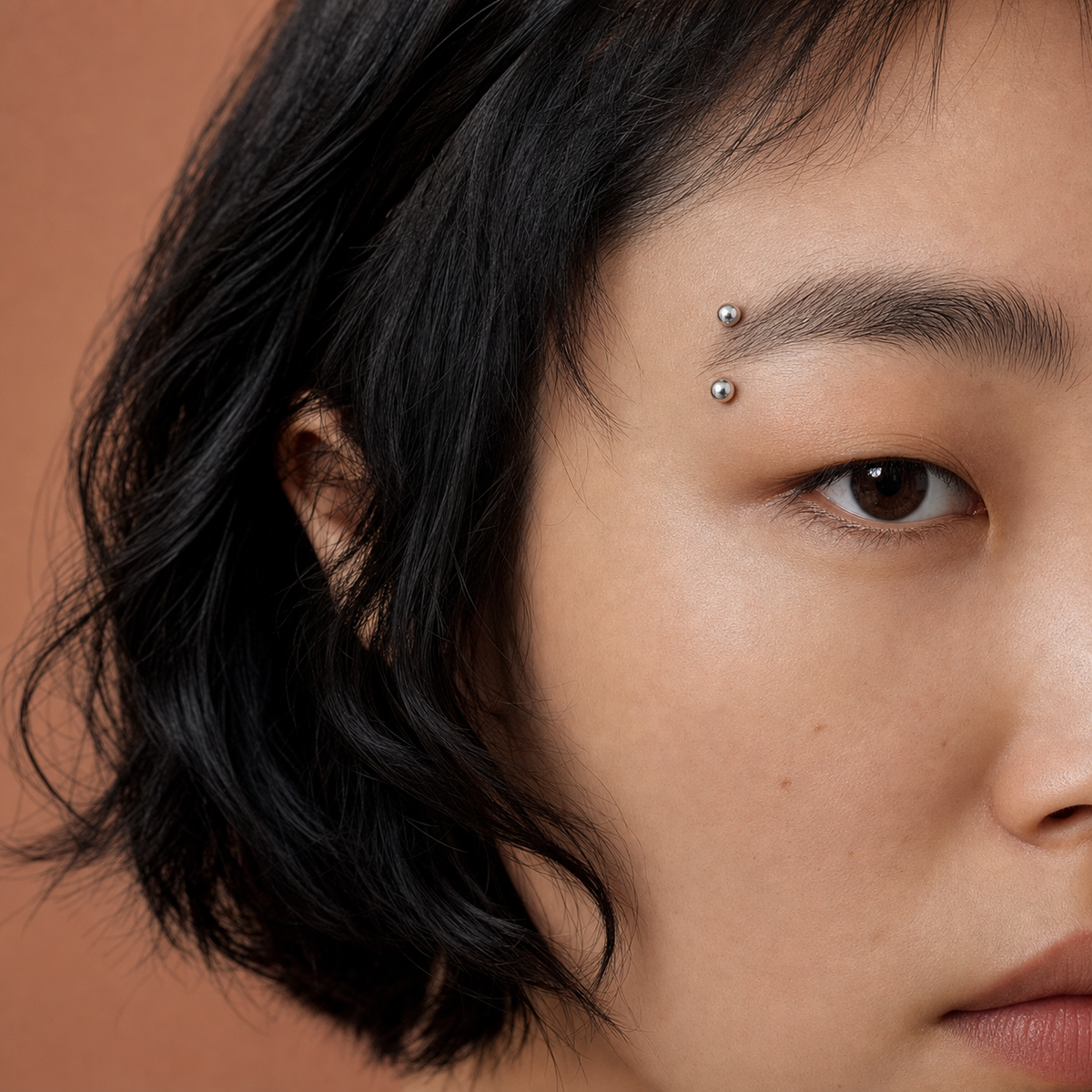 [TOPOSH-ROLE-ORDER-CLEANUP-20260717-BATCH16:TP-EBR-IN-SIL-16G8-PLN-022:04] Titanium Eyebrow Barbell – Silver | 04_model_asian