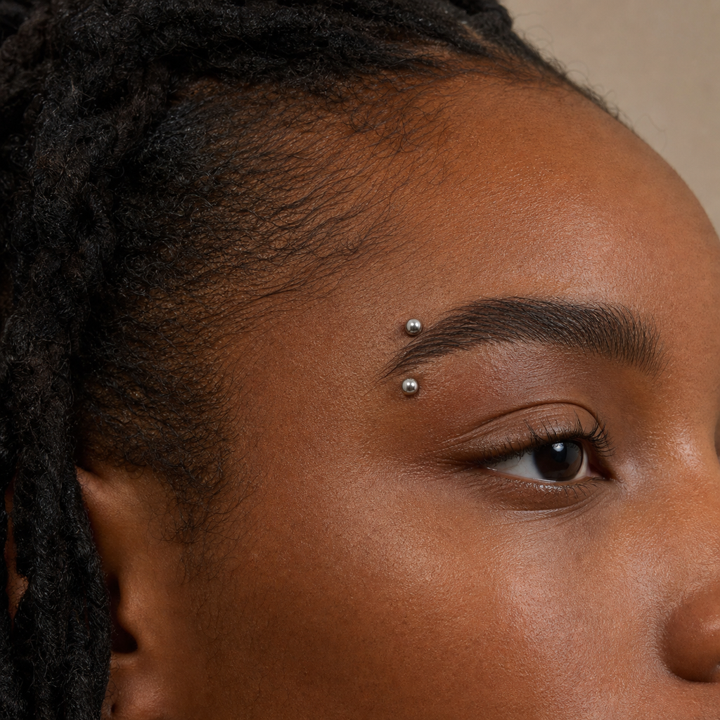 [TOPOSH-ROLE-ORDER-CLEANUP-20260717-BATCH16:TP-EBR-IN-SIL-16G8-PLN-022:03] Titanium Eyebrow Barbell – Silver | 03_model_black