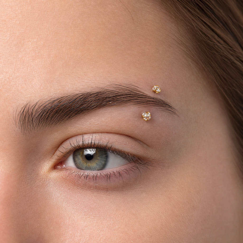 [TOPOSH-ROLE-ORDER-CLEANUP-20260717-BATCH16:TP-EBR-INCB-GD-16G8-B3-B3-CLCZ-012:02] Clear CZ Titanium Eyebrow Barbell – Gold | 02_model_white