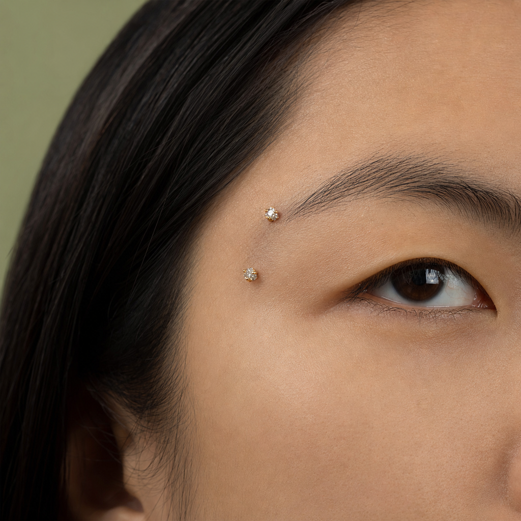 [TOPOSH-ROLE-ORDER-CLEANUP-20260717-BATCH16:TP-EBR-INCB-GD-16G8-B3-B3-CLCZ-012:04] Clear CZ Titanium Eyebrow Barbell – Gold | 04_model_asian