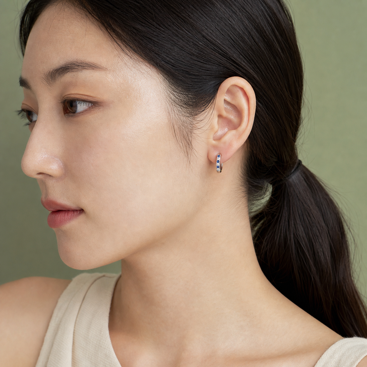 [TOPOSH-ROLE-ORDER-CLEANUP-20260717-BATCH17:TP-ER-SIL-20G8-CLCZ-028:04] Clear CZ Titanium Earring – Silver | 04_model_asian