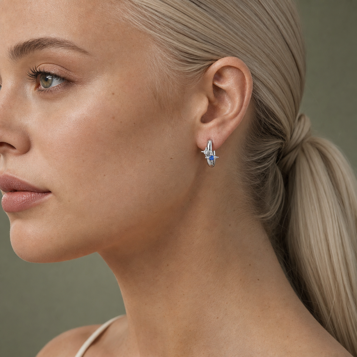 [TOPOSH-ROLE-ORDER-CLEANUP-20260717-BATCH17:TP-ER-SIL-20G8-CLCZ+NBL-032:02] Clear & Navy CZ Titanium Earring – Silver | 02_model_white
