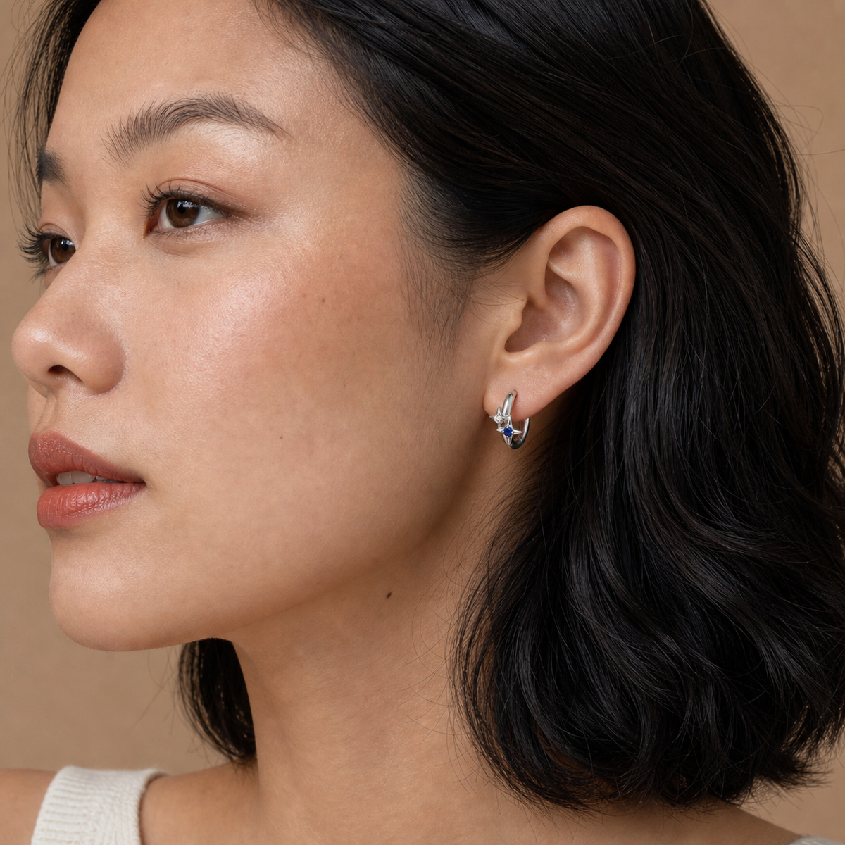 [TOPOSH-ROLE-ORDER-CLEANUP-20260717-BATCH17:TP-ER-SIL-20G8-CLCZ+NBL-032:04] Clear & Navy CZ Titanium Earring – Silver | 04_model_asian