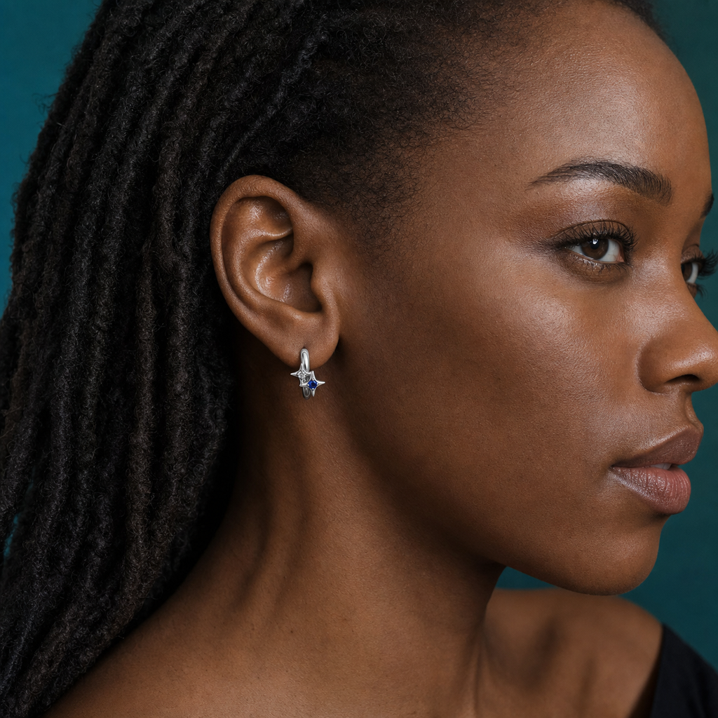 [TOPOSH-ROLE-ORDER-CLEANUP-20260717-BATCH17:TP-ER-SIL-20G8-CLCZ+NBL-032:03] Clear & Navy CZ Titanium Earring – Silver | 03_model_black